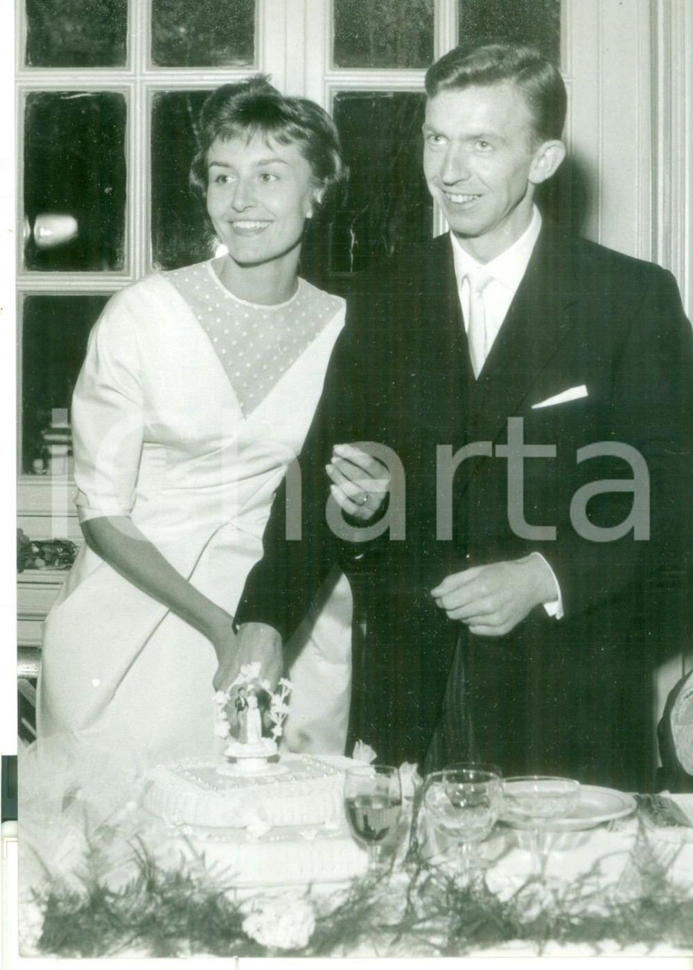 Fotografia d epoca originale 1958 PAVIA Matrimonio Tony BROOKS e Pina RESEGOTTI  Taglio della torta nuziale 1