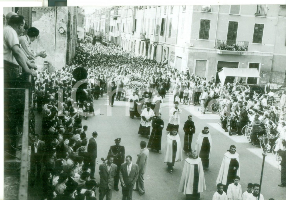Fotografia d epoca originale 1953 MANTOVA Funerali di Tazio NUVOLARI  Corteo di religiosi Foto 18x13 cm 1