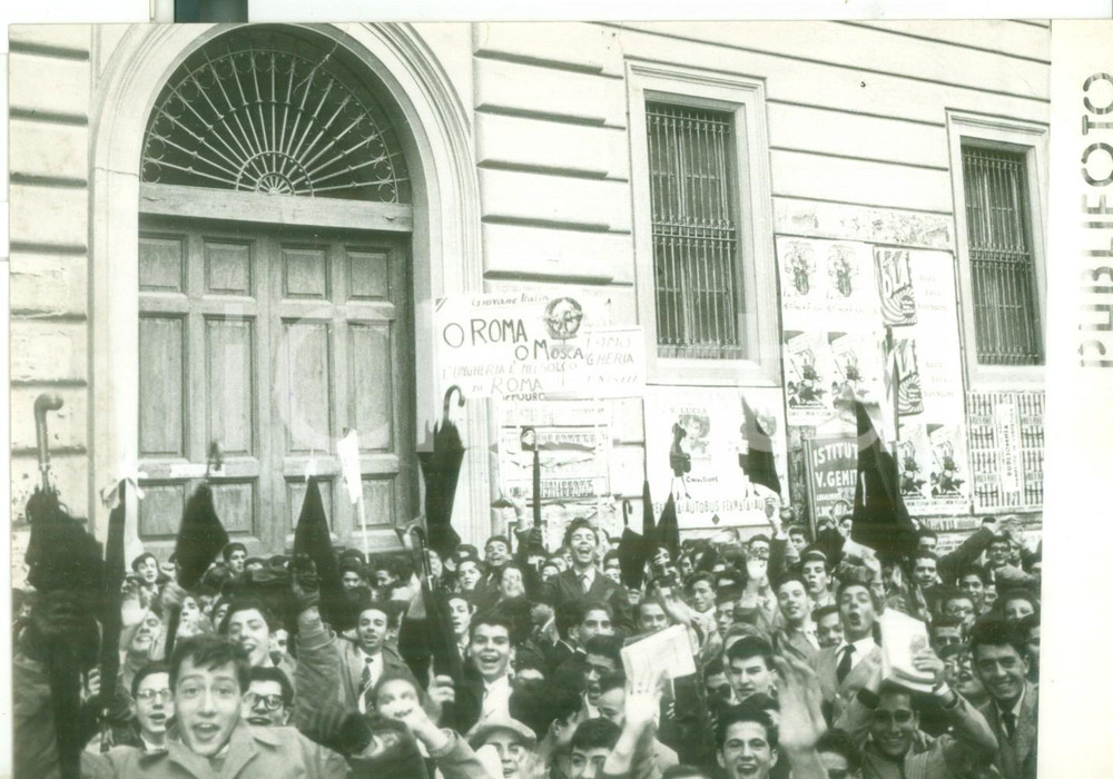 Fotografia d epoca originale 1956 NAPOLI Studenti universitari manifestano solidarietÃ  per l Ungheria Foto 1