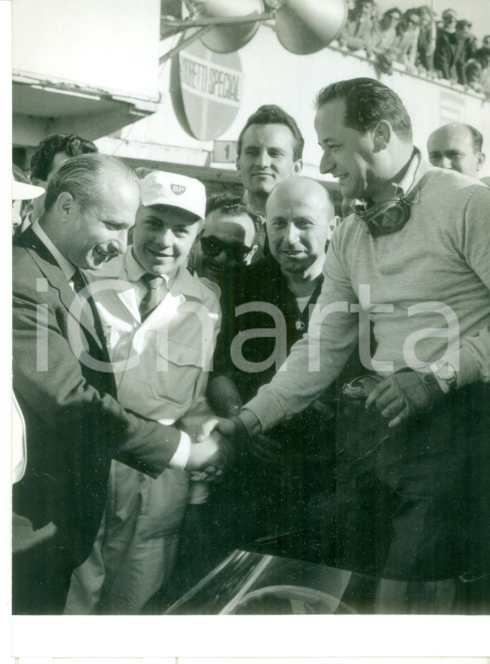Fotografia d epoca originale 1959 MONZA TROFEO VIGORELLI Stretta di mano tra Ezio VIGORELLI e Manuel FANGIO 1