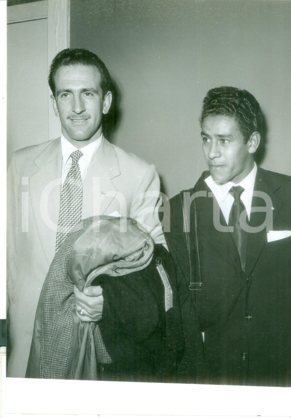 Fotografia d epoca originale 1955 MILANO  Arrivo calciatori Washington CACCIAVILLANI e Nello ORLANDI Foto 1
