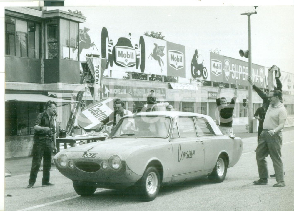 Fotografia d epoca originale 1964 AUTODROMO DI MONZA Prove della nuova FORD 1500 Corsair Saloon Foto 18x13 1