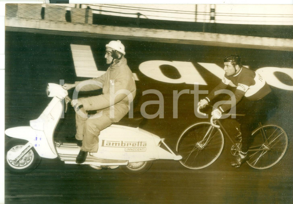 Fotografia d epoca originale 1964 MILANO CICLISMO  Sante GAIARDONI in allenamento segue moto LAMBRETTA 1