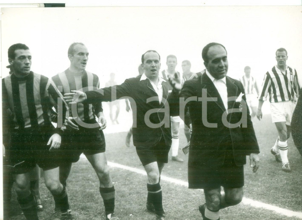 Fotografia d epoca originale 1960 ca CALCIO InterJuventus  Arbitro Vincenzo ORLANDINI sospende la partita 1