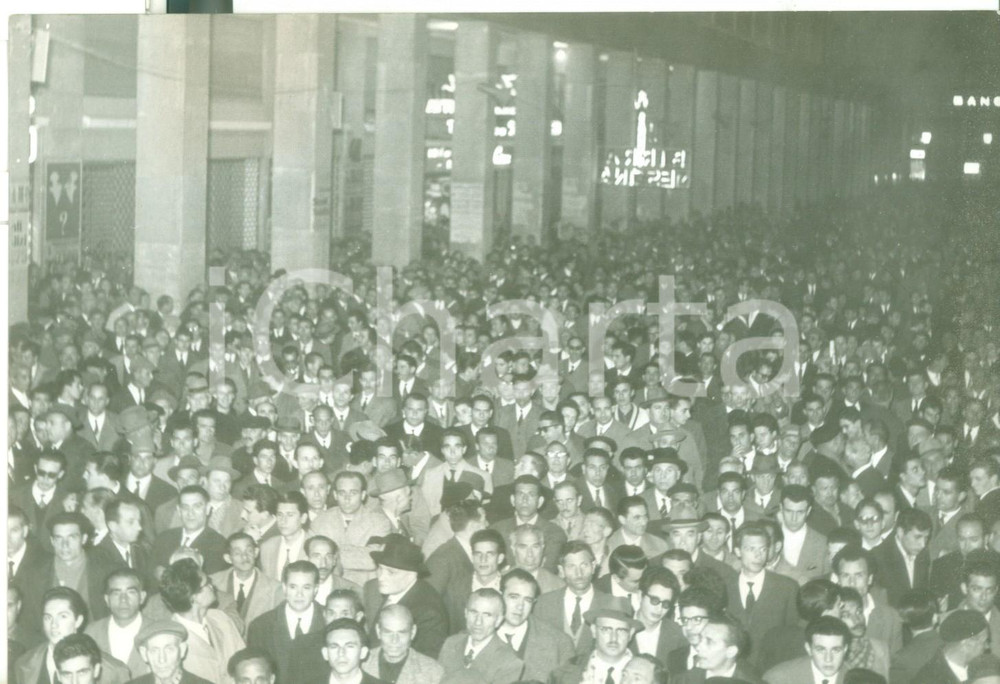 1960 PALERMO Folla per il comizio di Silvio MILAZZO *Fotografia 18x13 cm