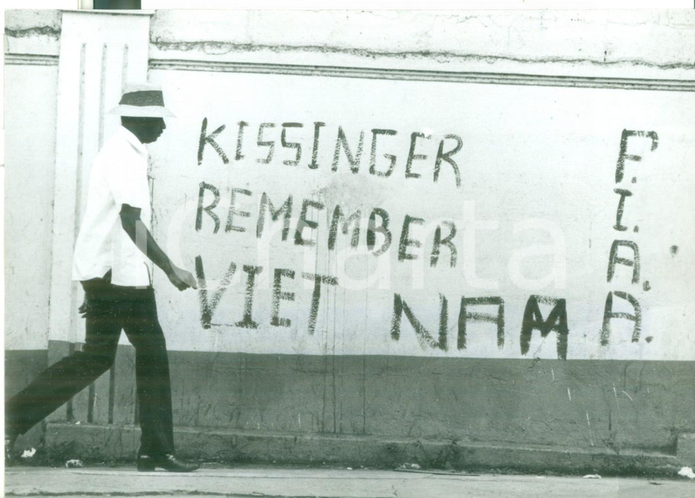 Fotografia d epoca originale 1975 ca PANAMA Proteste anti USA  Scritte sui muri Kissinger remember Vietnam 1