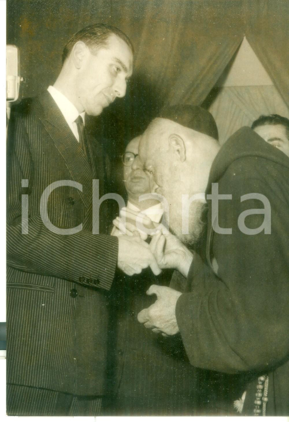 Fotografia d epoca originale 1957 ROMA Dino DEL BO conferisce medaglia d oro a Padre Ugolino DA LISSONE Foto 1