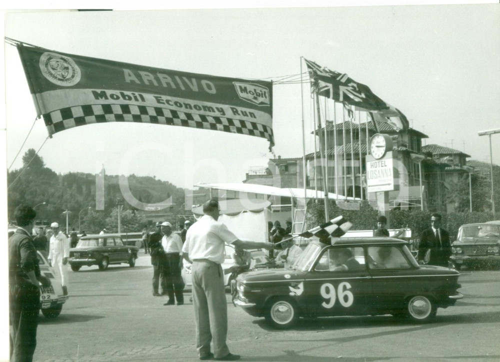 Fotografia d epoca originale 1964 6Â° MOBIL ECONOMY RUN  Automobile NSU PRINZ all arrivo  Foto 18x13 cm 1