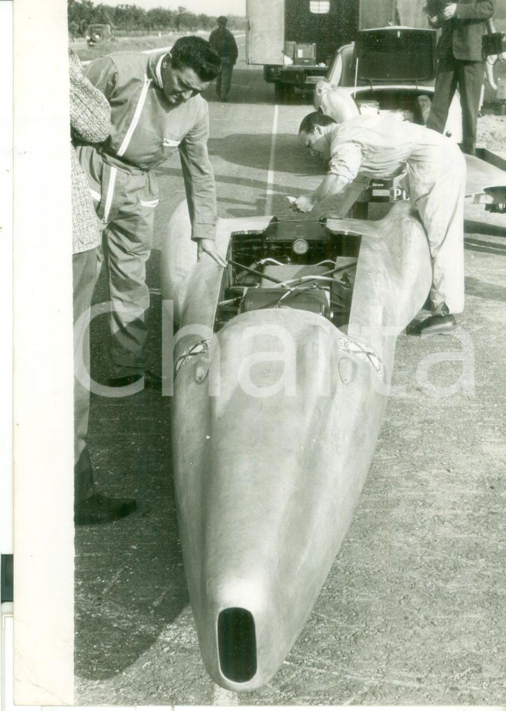 Fotografia d epoca originale 1953 REGGIO EMILIA Gino CAVANNA collauda la sua nuova vettura motore GUZZI 250cc 1