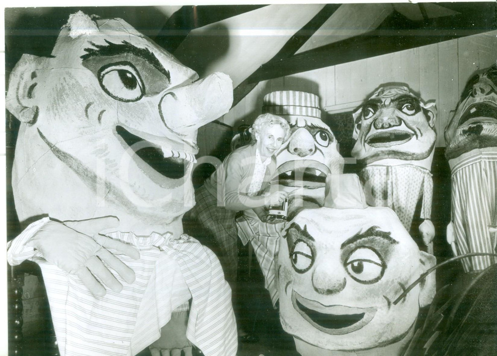 Fotografia d epoca originale 1959 SAINT IVES The artist Claire WHITE working on her carnival grotesque heads 1