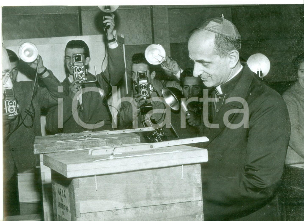 Fotografia d epoca originale 1956 MILANO Elezioni amministrative  Mons. Giovanni MONTINI alle urne Foto 1