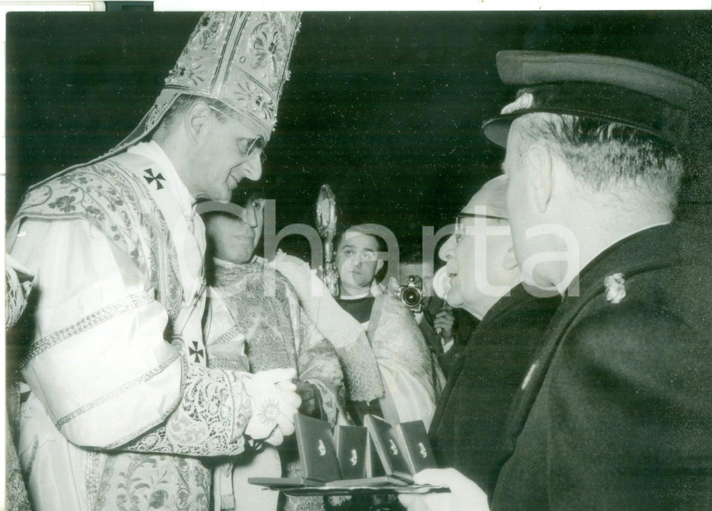 Fotografia d epoca originale 1958 MILANO Virgilio FERRARI consegna monete d argento a mons. Giovanni MONTINI 1