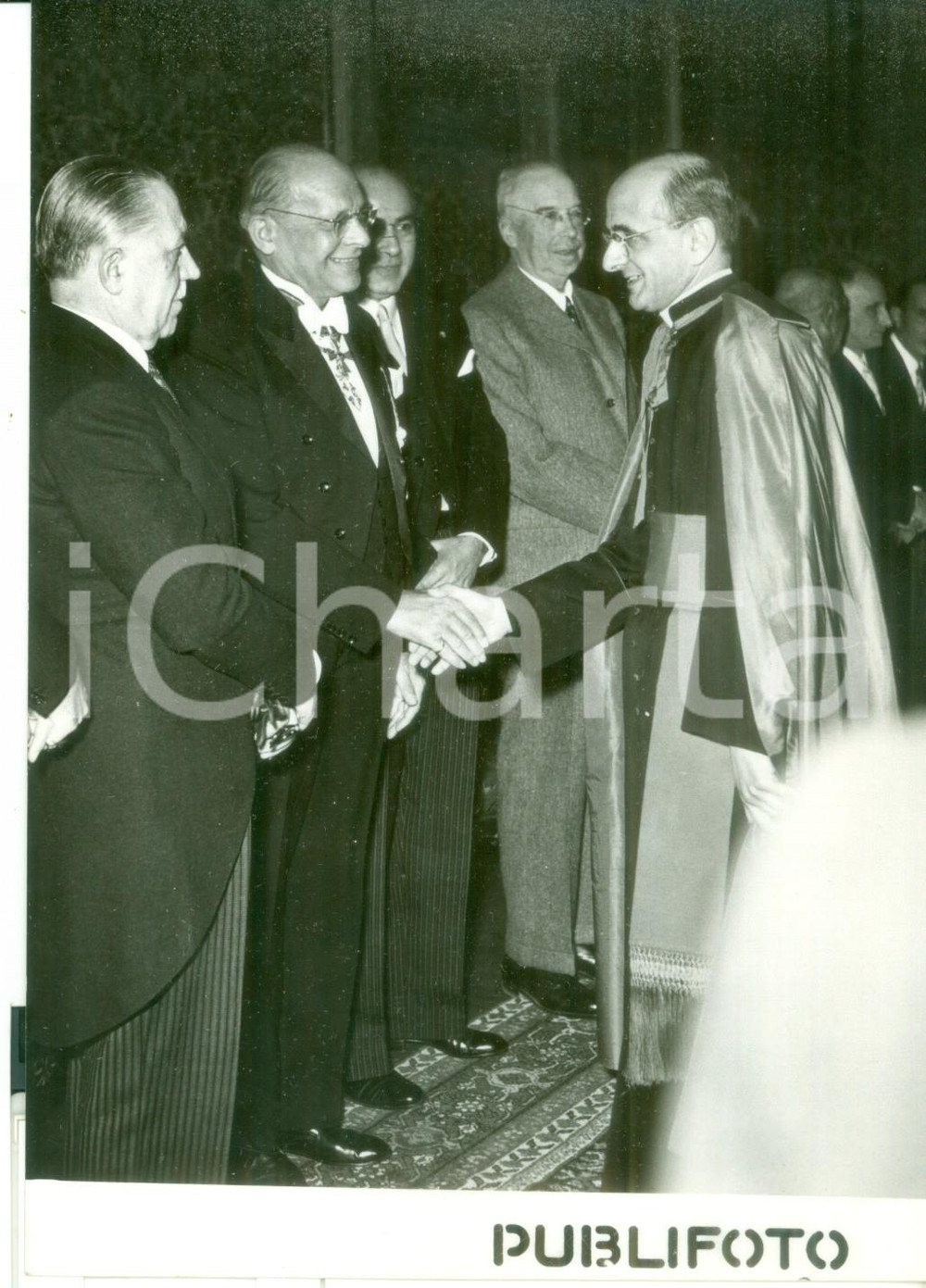 Fotografia d epoca originale 1954 CITTÀ DEL VATICANO Mons. Giovanni MONTINI saluta il corpo diplomatico Foto 1