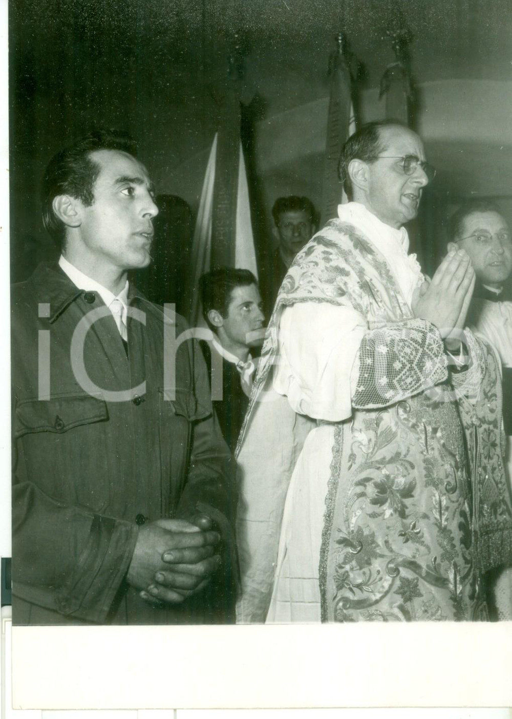 Fotografia d epoca originale 1954 ROMA Mons. Giovanni MONTINI celebra messa per i membri delle ACLI milanesi 1