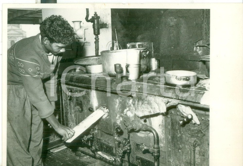 Fotografia d epoca originale 1958 VENEZIA Narayan DASS si occupa della manutenzione della Stella Azzurra 1