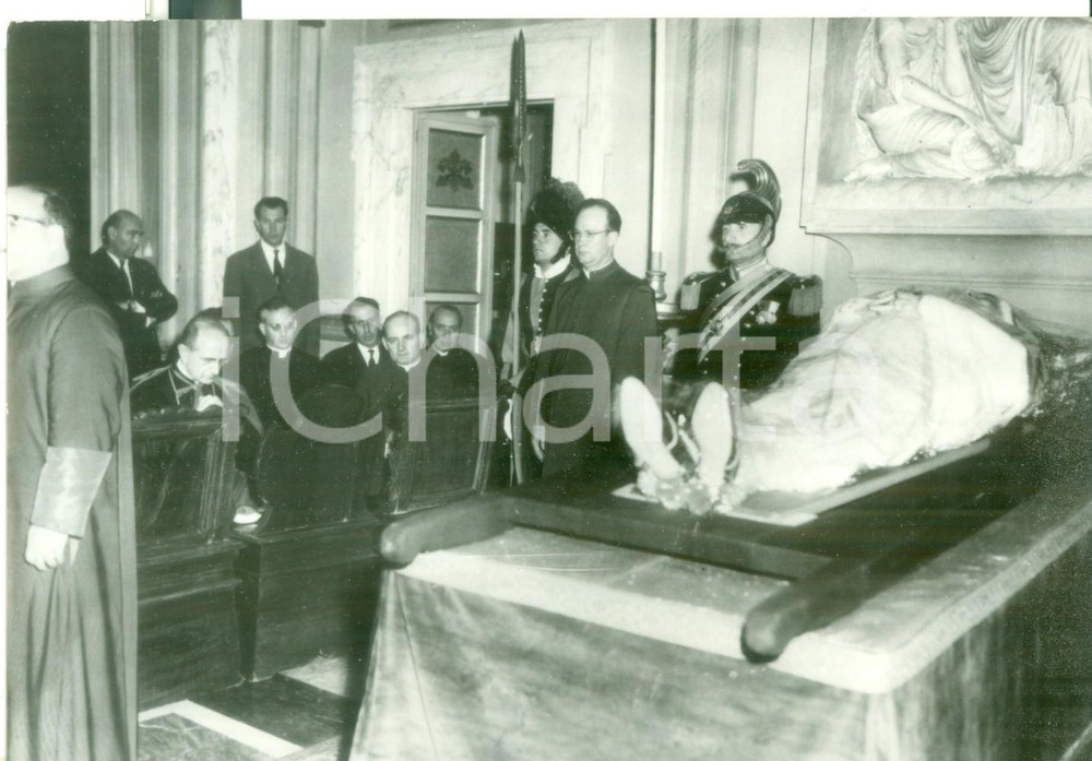 1958 CASTEL GANDOLFO Mons. Giovanni MONTINI rende omaggio alla salma di PIO XII
