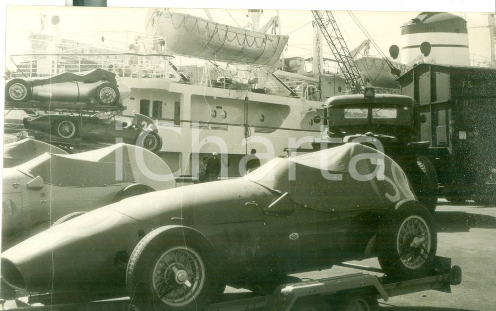 Fotografia d epoca originale 1960 ca PORTO DI GENOVA Arrivo vetture da corsa Formula Uno Foto 18x13 cm 1