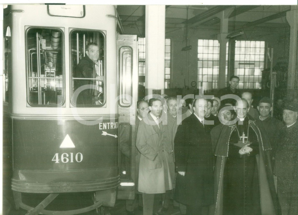 1957 MILANO Mons. Giovanni MONTINI visita l'Azienda Trasporti Milanesi (ATM)