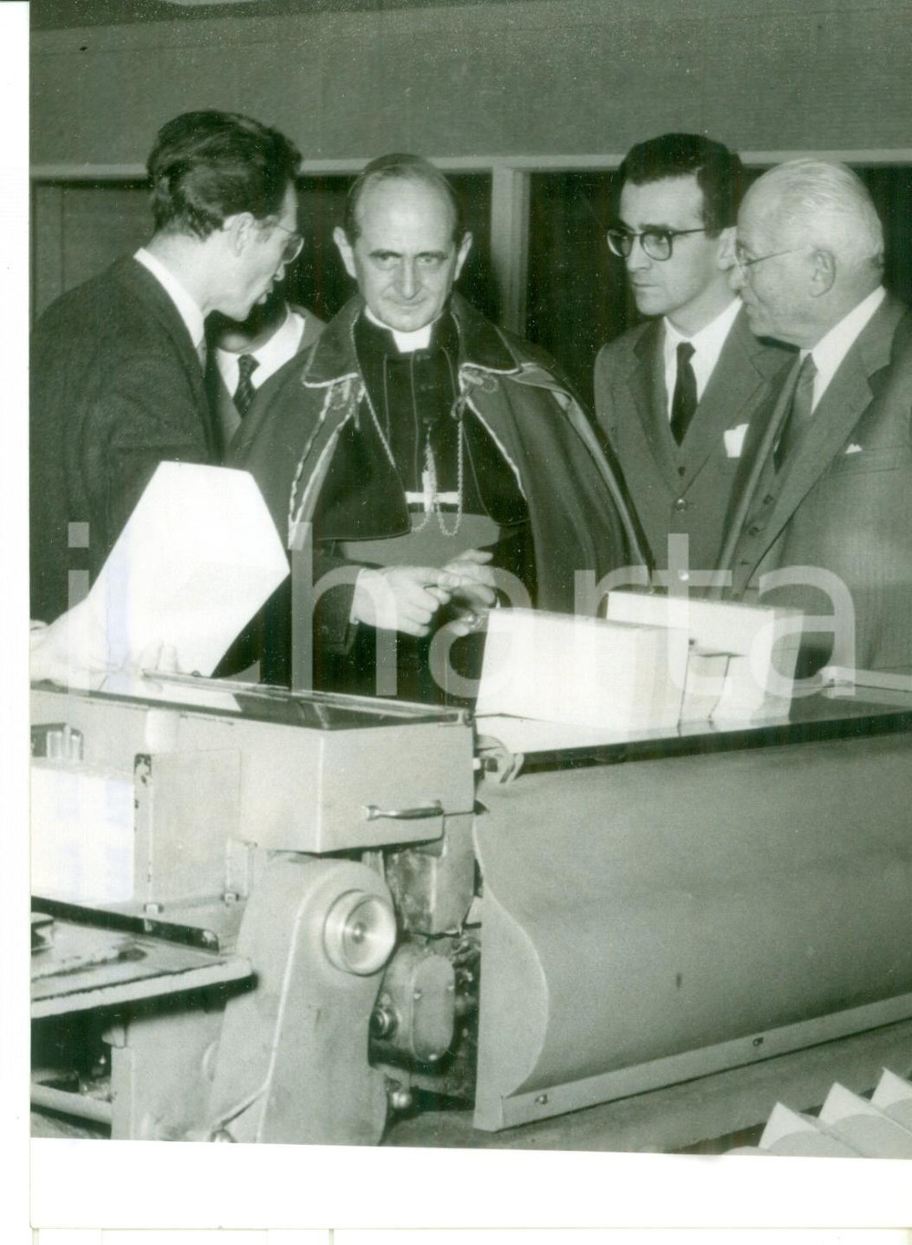 Fotografia d epoca originale 1957 MILANO Mons. Giovanni MONTINI in visita all azienda tessile BASSETTI Foto 1