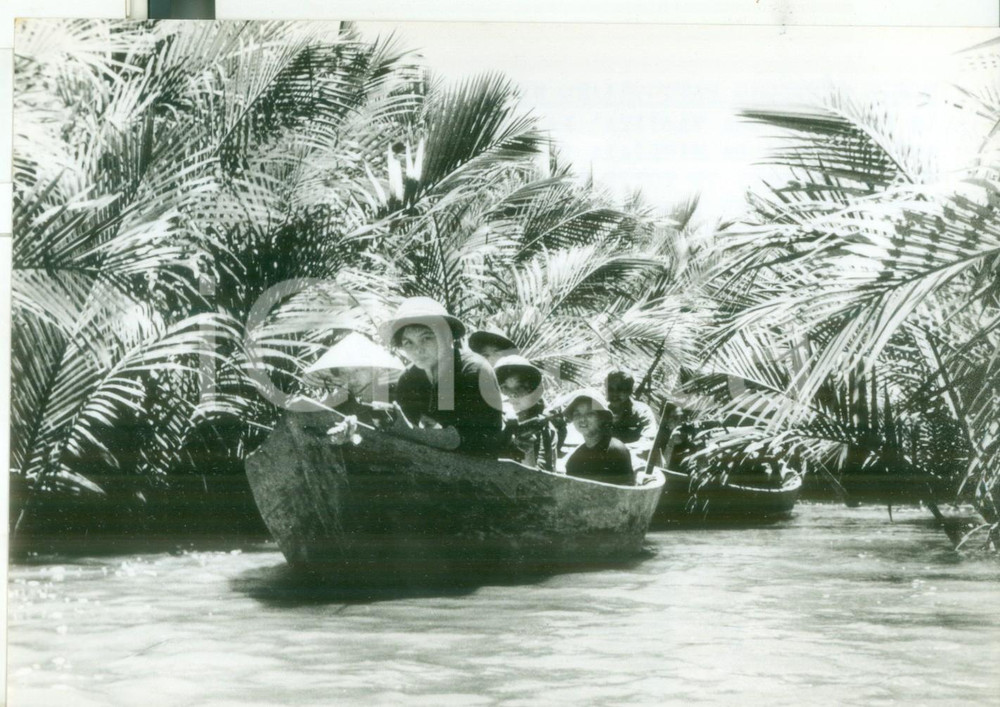 Fotografia d epoca originale 1968 VIETNAM Donne vietcong armate pattugliano il delta del fiume  Foto 1