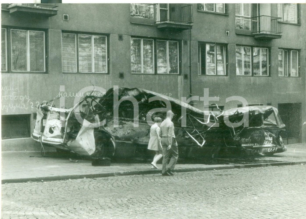 Fotografia d epoca originale 1968 PRAGA Macerie di un automezzo bruciato dopo gli scontri Foto 18x13 cm 1