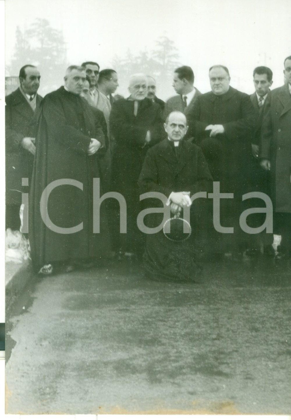 Fotografia d epoca originale 1955 RHO Card. Giovanni Battista MONTINI inginocchiato nella sua diocesi Foto 1