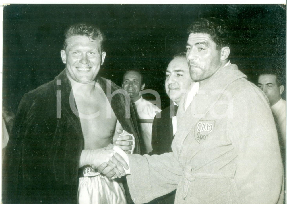 1955 BOLOGNA PUGILATO - Stretta di mano tra Franco CAVICCHI e Heinz NEUHAUS