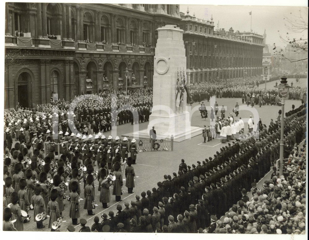 Fotografia d epoca originale 1957 LONDON ELIZABETH II advancing to lay a wreath on the War Memorial Cenotaph 1