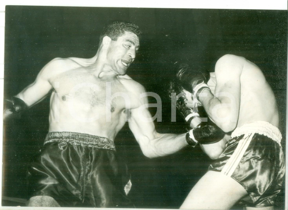 Fotografia d epoca originale 1957 BOLOGNA PUGILATO Franco CAVICCHI colpisce l avversario Robert DUQUESNE 1