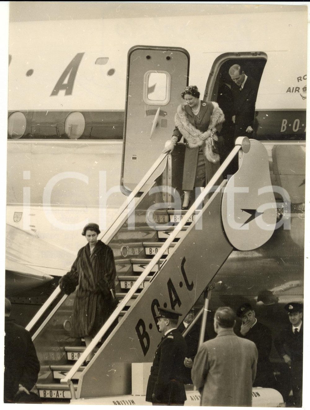 1955 LONDON Airport - ELIZABETH II leaving Boeing BOAC Stratocruiser - Photo