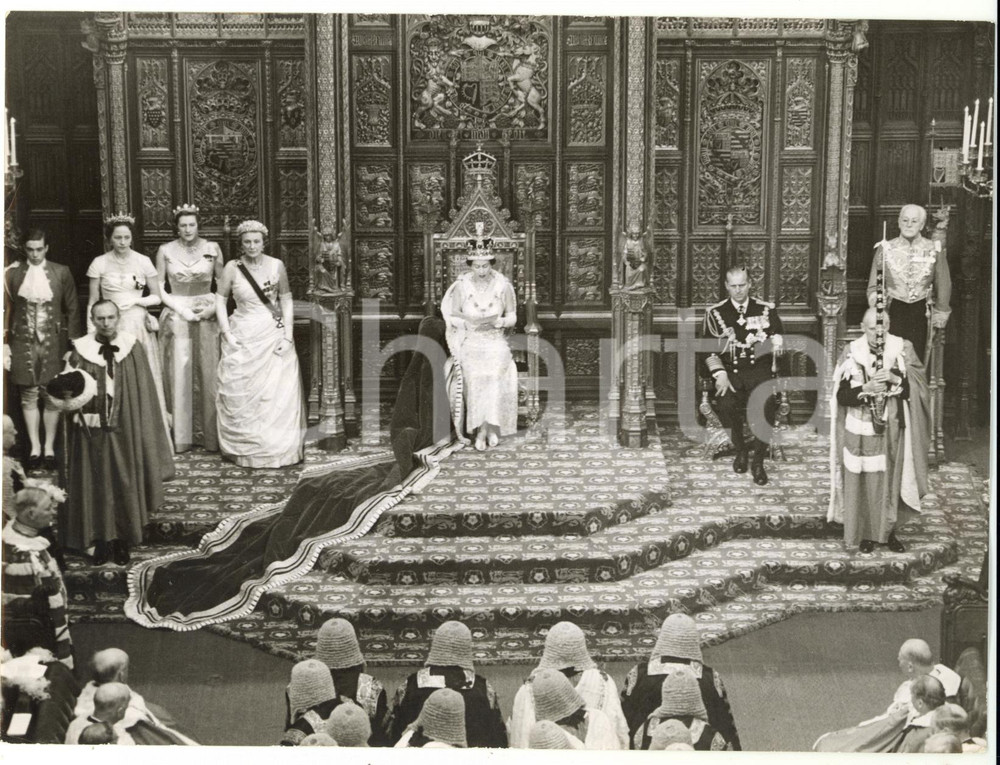 Fotografia d epoca originale 1958 LONDON House of Lords  ELIZABETH II reading her speech from the throne 1