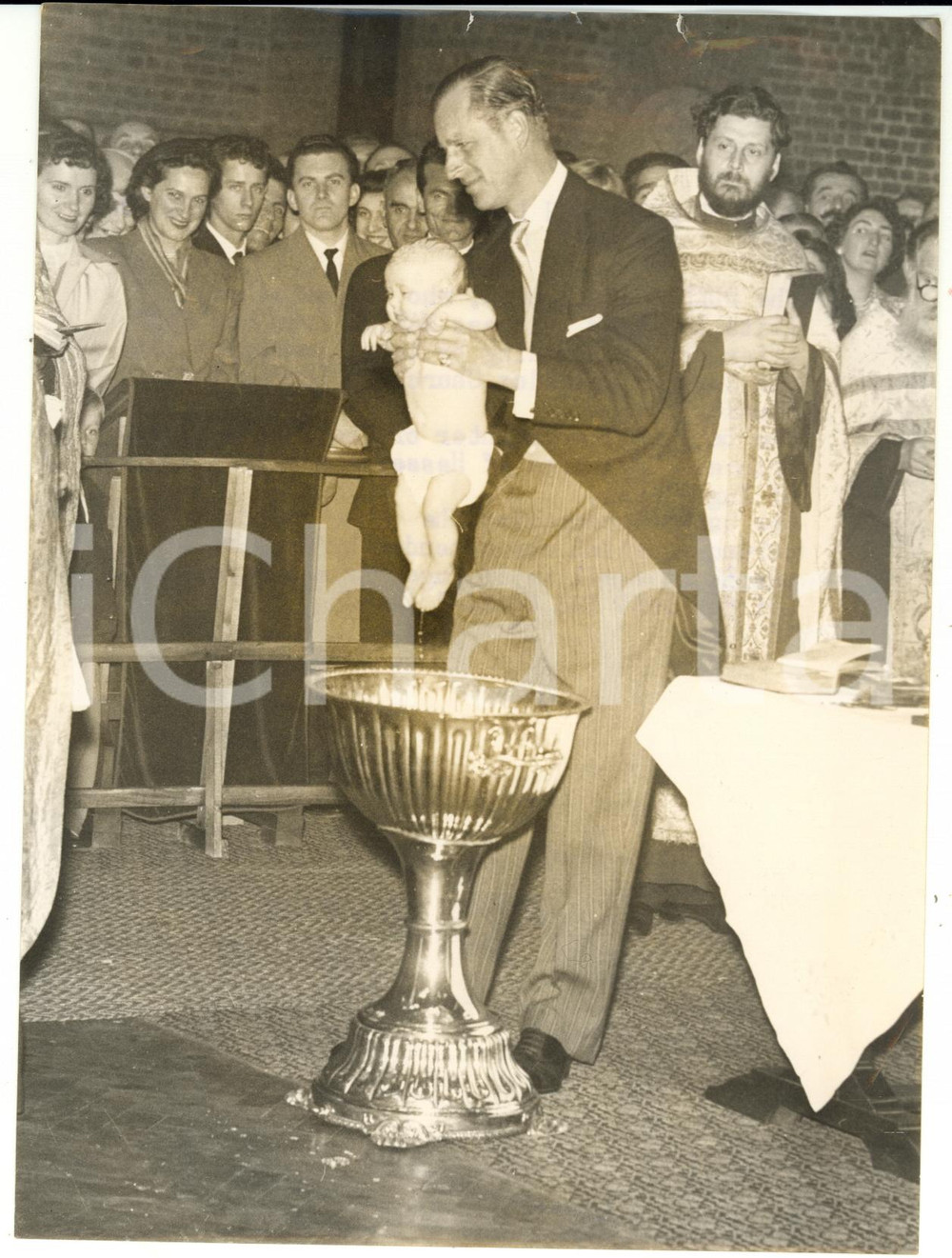 Fotografia d epoca originale 1957 LONDON Philip of EDINBURGH lifting Maria of YUGOSLAVIA after christening 1