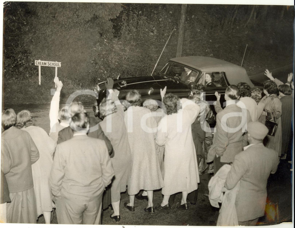 Fotografia d epoca originale 1957 NEWBURY Cheam School  Prince Charles cheered as he arrives Photo 1