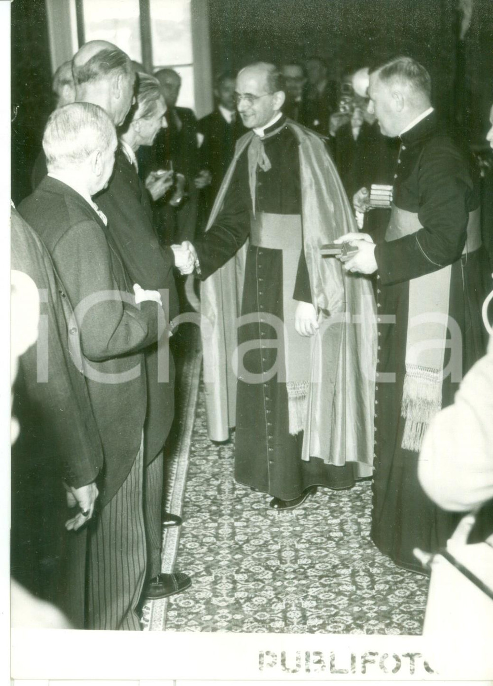 Fotografia d epoca originale 1950 ca ROMA Mons. Giovanni Battista MONTINI durante una visita Foto 13x18 cm 1