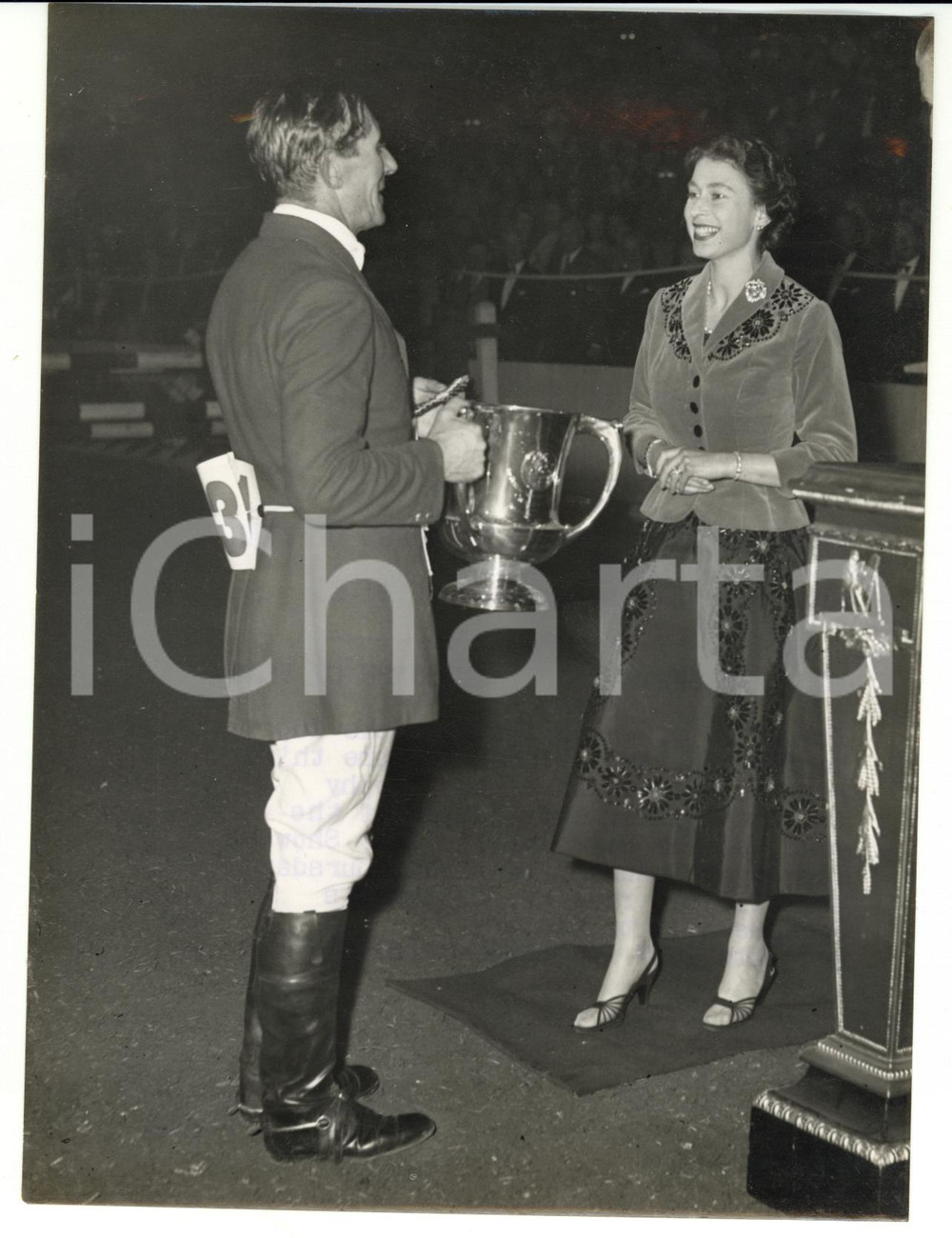 Fotografia d epoca originale 1957 LONDON Horse of the Year Show  ELIZABETH II rewarding Ted WILLIAMS Photo 1