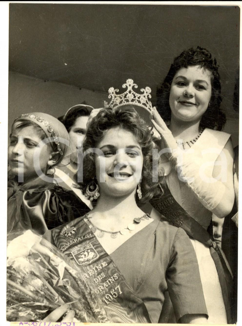 Fotografia d epoca originale 1957 PARIS Yvonne ALLES nouvelle ESMERALDA  Reine Foire du TrÃ´ne  Photo 12x16 1