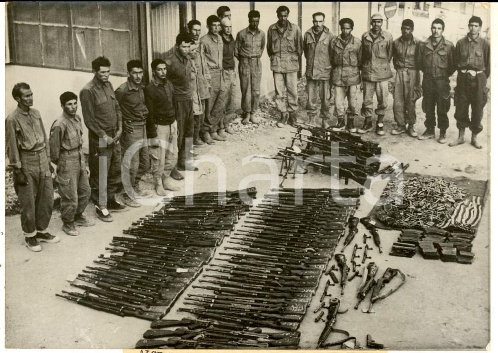 Fotografia d epoca originale 1959 OUENZA ALGERIE Bande de rebelles arretÃ©s devant leurs armes Photo 18x13 1