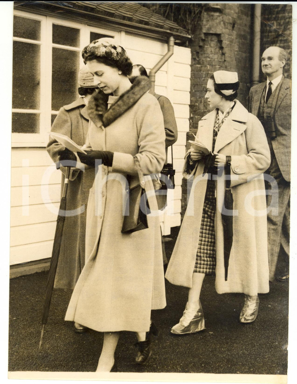 Fotografia d epoca originale 1957 LONDON Hurst Park  ELIZABETH II and princess MARGARET studying race cards 1