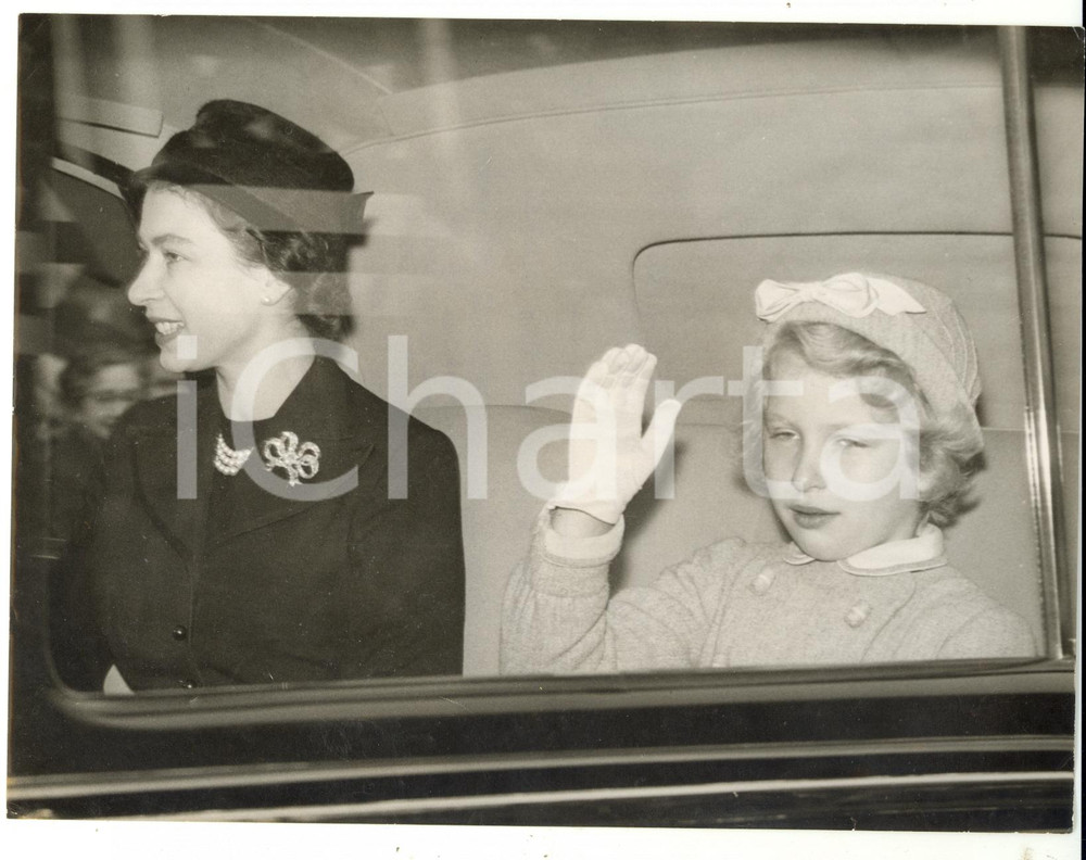 Fotografia d epoca originale 1957 LONDON Princess ANNE with ELIZABETH II back home from Balmoral Photo 1