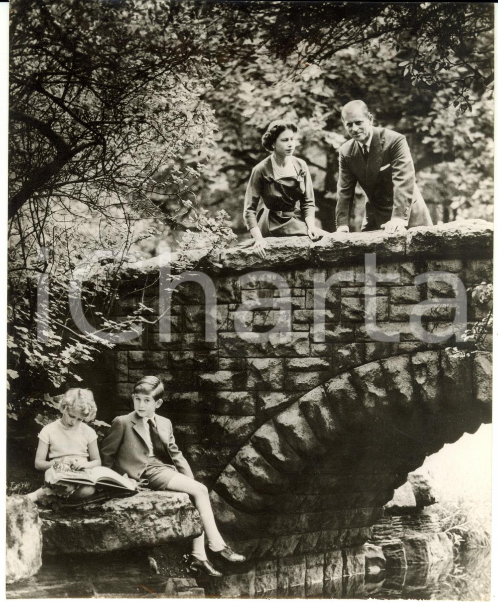 Fotografia d epoca originale 1957 LONDON  ELIZABETH II with the Royal Family by the lake Photo 15x20 cm 1