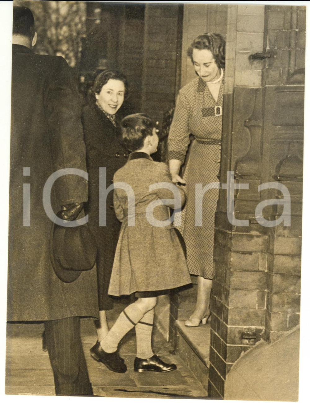 Fotografia d epoca originale 1957 LONDON Prince CHARLES at school shaking hands with headmaster s wife Photo 1