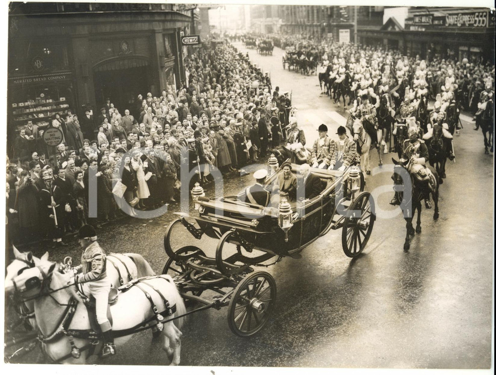 Fotografia d epoca originale 1958 LONDON Theodor HEUSS with ELIZABETH II welcomed by the crowd Photo 20x15 1