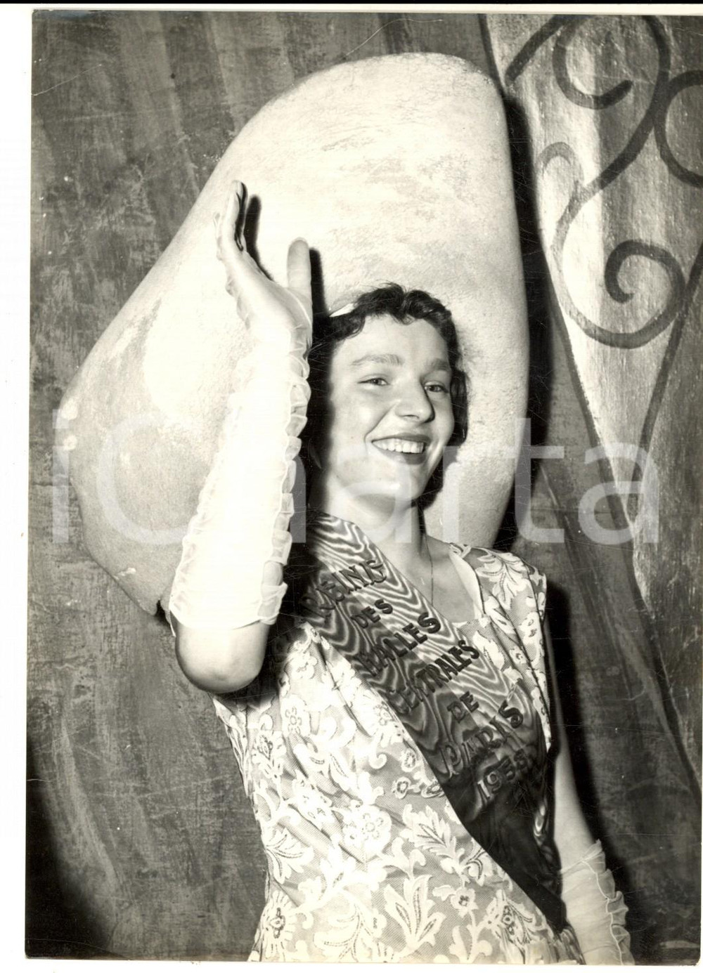 Fotografia d epoca originale 1958 PARIS Mauricette LEJEUNE nouvelle REINE DES HALLES  Photo 13x18 cm 1