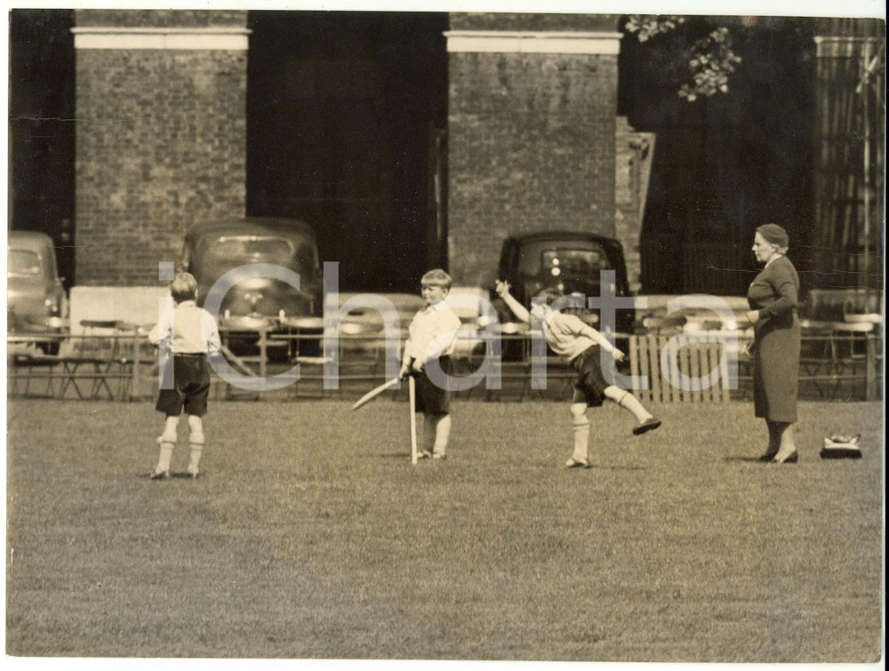 Fotografia d epoca originale 1957 LONDON Prince Charles playing cricket with his schoolmates Photo 20x15 cm 1