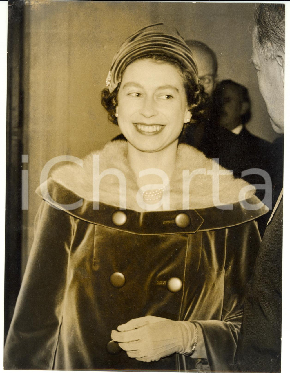 Fotografia d epoca originale 1957 LONDON Portrait of queen ELIZABETH II in furtrimmed coat Photo 15x20 cm 1