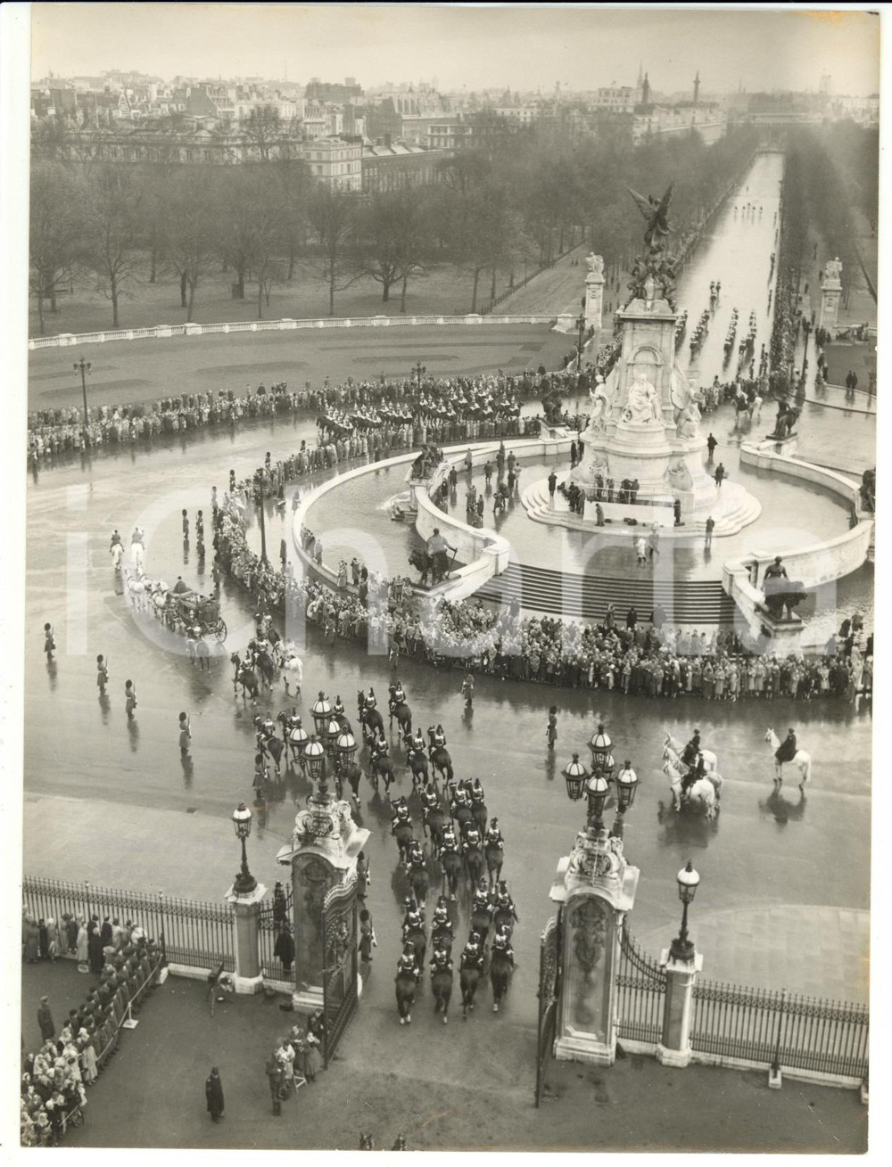 1957 LONDON Victoria Memorial - ELIZABETH II driving in rain to open Parliament