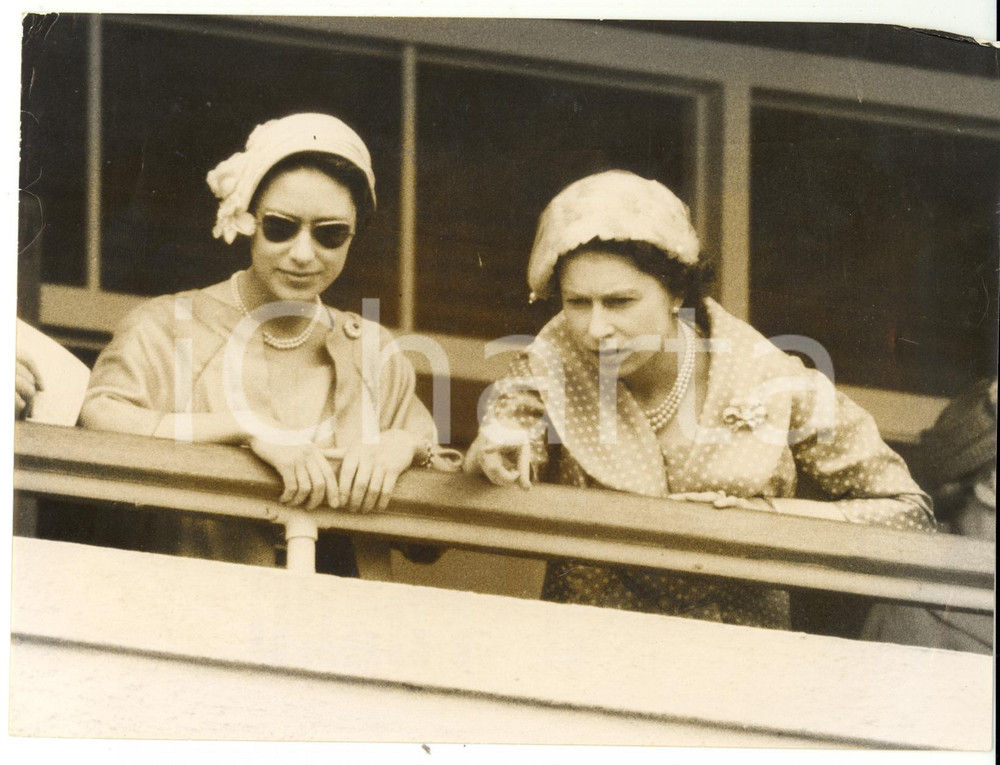 Fotografia d epoca originale 1958 EPSOM Derby  ELIZABETH II pointing out the winner to princess MARGARET 1