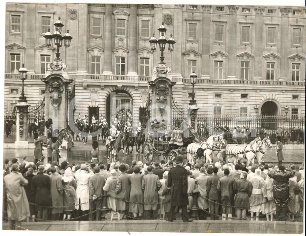Fotografia d epoca originale 1957 LONDON ELIZABETH II with Household Cavalry leaving Buckingham Palace Photo 1