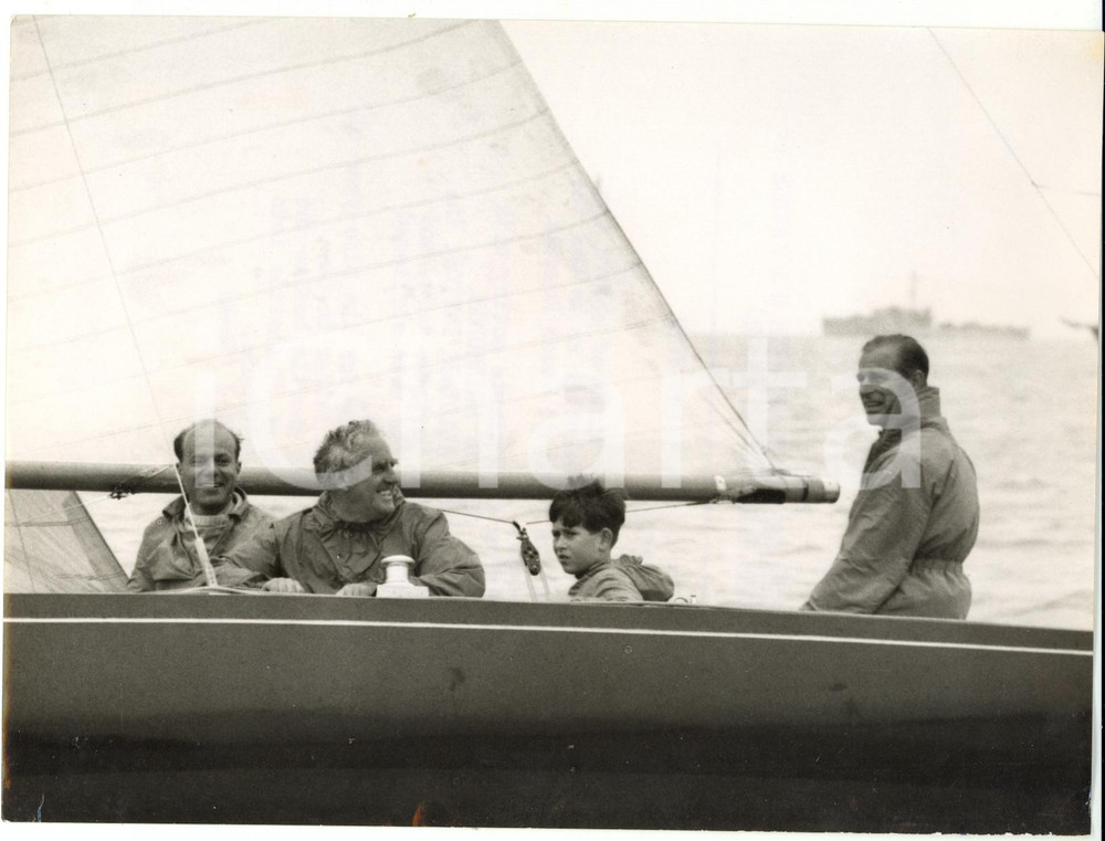 Fotografia d epoca originale 1958 COWES REGATTA Philip of EDINBURGH and prince Charles aboard Bluebottle boat 1