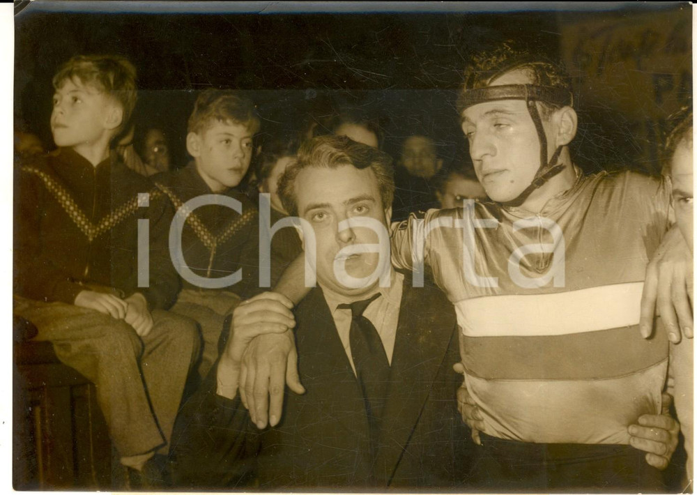 Fotografia d epoca originale 1956 PARIS PALAIS DES SPORTS Ercole BALDINI dopo una caduta  Foto 18x13 1